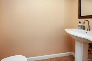 41 Cambria Rd, Syosset, NY 11791 - Photo 25