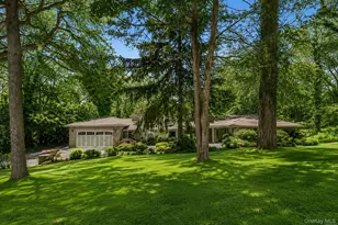 11 Juneau Blvd, Woodbury, NY 11797 - Photo 3