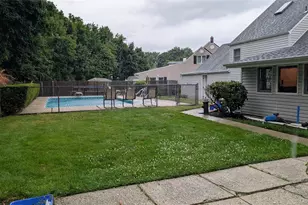 7 Oak Tree Ln, Huntington Station, NY 11746 - Photo 3