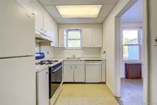 53-21 194th St, Fresh Meadows, NY 11365 - Photo 9