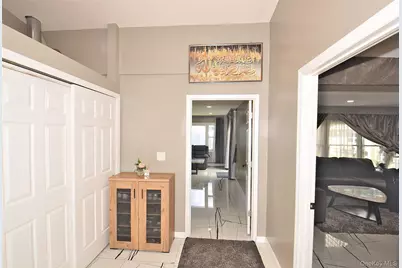 32 W Cabot Lane, Westbury, NY 11590 - Photo 5