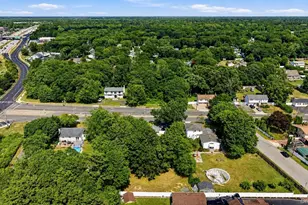 566 Locust Ave, Oakdale, NY 11769 - Photo 21