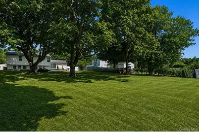566 Locust Avenue, Oakdale, NY 11769 - Photo 25