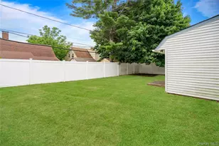 30 Bent Ln, Levittown, NY 11756 - Photo 15