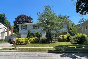 110 Greenway Dr S, Syosset, NY 11791 - Photo 5