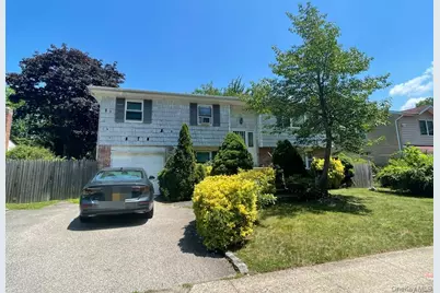 110 Greenway Drive S, Syosset, NY 11791 - Photo 1