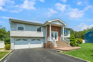 40 Peppermint Rd, Commack, NY 11725 - Photo 3