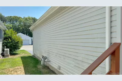 5131 Village Circle E, Manorville, NY 11949 - Photo 15