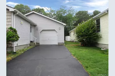 5131 Village Circle E, Manorville, NY 11949 - Photo 11