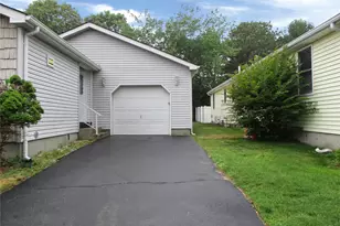 5131 Village Cir E, Manorville, NY 11949 - Photo 11