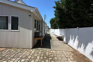 95 E Riviera Dr, Lindenhurst, NY 11757 - Photo 15
