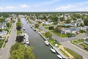 95 E Riviera Dr, Lindenhurst, NY 11757 - Photo 3