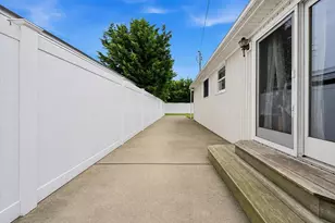 95 E Riviera Dr, Lindenhurst, NY 11757 - Photo 15