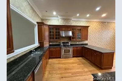 18 Wilkshire Circle, Manhasset, NY 11030 - Photo 5