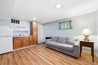 100 Harrisburg Street, Bay Shore, NY 11706 - Photo 25