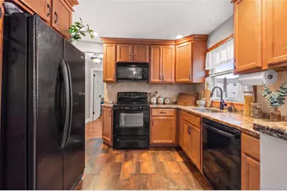 20 E Seacrest Avenue, Lindenhurst, NY 11757 - Photo 5