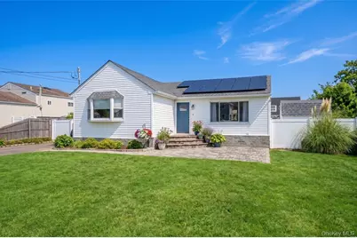 20 E Seacrest Avenue, Lindenhurst, NY 11757 - Photo 1