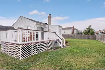 20 E Seacrest Avenue, Lindenhurst, NY 11757 - Photo 11