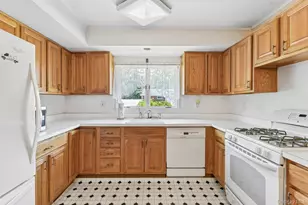 24 Oakley Dr, Huntington Station, NY 11746 - Photo 15