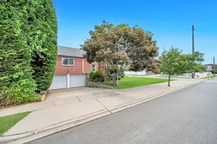52 Yorktown St, Rockville Centre, NY 11570 - Photo 3
