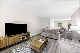 654 Village Dr, Hauppauge, NY 11788 - Photo 9