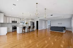 762 Pecan St, Lindenhurst, NY 11757 - Photo 5