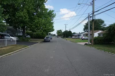 820 N Indiana Avenue, Lindenhurst, NY 11757 - Photo 19