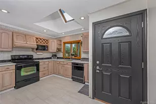 2 Glow Ln, Hicksville, NY 11801 - Photo 3