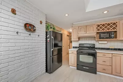 2 Glow Lane, Hicksville, NY 11801 - Photo 5
