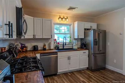 156 Fairview Avenue, Bayport, NY 11705 - Photo 9
