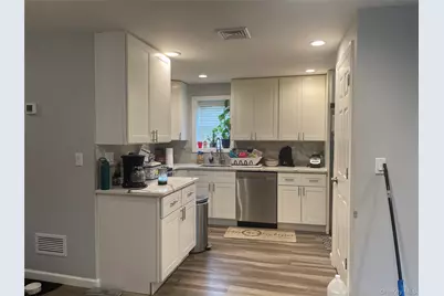 16 Oak Avenue, Riverhead, NY 11901 - Photo 5