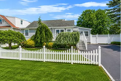 426 N 4th Street, Lindenhurst, NY 11757 - Photo 3