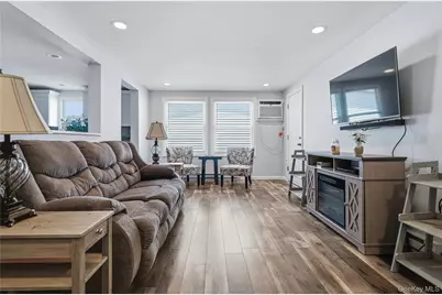 35 Village Circle S, Manorville, NY 11949 - Photo 5