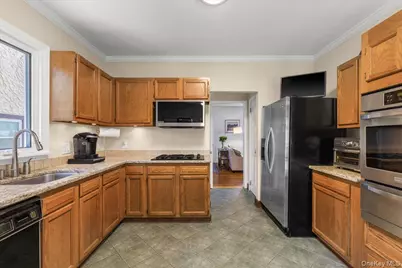 1072 Hunter Avenue, Pelham, NY 10803 - Photo 15
