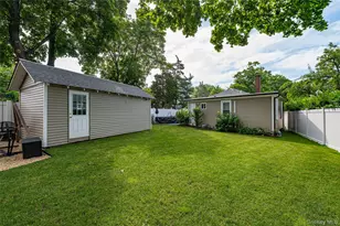 1022 Parkway St, Riverhead, NY 11901 - Photo 21