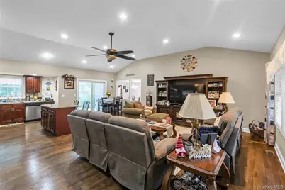 84 Juniper Avenue, Ronkonkoma, NY 11779 - Photo 5
