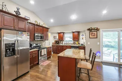 84 Juniper Avenue, Ronkonkoma, NY 11779 - Photo 9