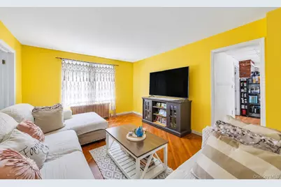 352 W Valley Stream Boulevard, Valley Stream, NY 11580 - Photo 5