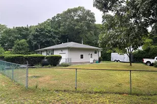 72 Fanning Blvd, Riverhead, NY 11901 - Photo 3