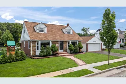 72 Pembrook Drive, Mineola, NY 11501 - Photo 3