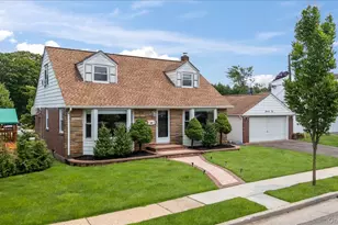 72 Pembrook Dr, Mineola, NY 11501 - Photo 3