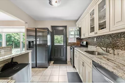 72 Pembrook Drive, Mineola, NY 11501 - Photo 17