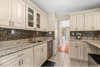 72 Pembrook Drive, Mineola, NY 11501 - Photo 15