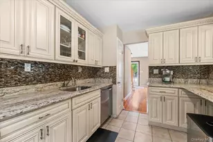 72 Pembrook Dr, Mineola, NY 11501 - Photo 15