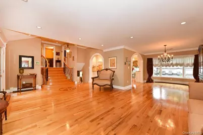 32 Lark Drive, Woodbury, NY 11797 - Photo 5