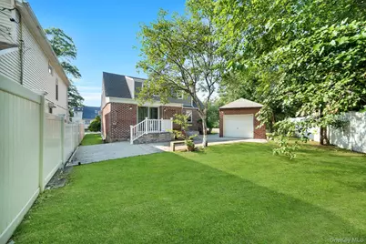 102 Strattford Road, New Hyde Park, NY 11040 - Photo 27