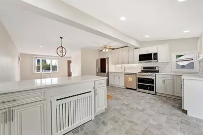 102 Strattford Road, New Hyde Park, NY 11040 - Photo 9