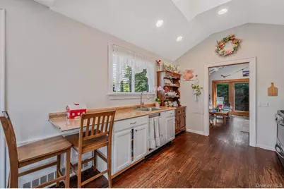 1096 Manor Lane, Bay Shore, NY 11706 - Photo 33