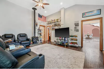 1096 Manor Lane, Bay Shore, NY 11706 - Photo 19