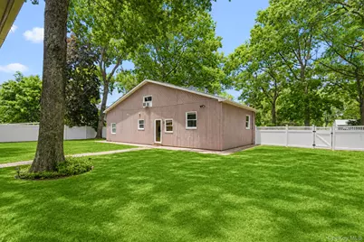 208 Avenue C, Ronkonkoma, NY 11779 - Photo 25